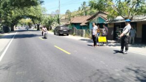 Polsek Lembar Amankan Pemangkasan Pohon di Dusun Batu Samban