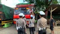 Tugu Tank Gerung Jadi Titik Patriotisme: Polantas Bagikan Bendera Merah Putih