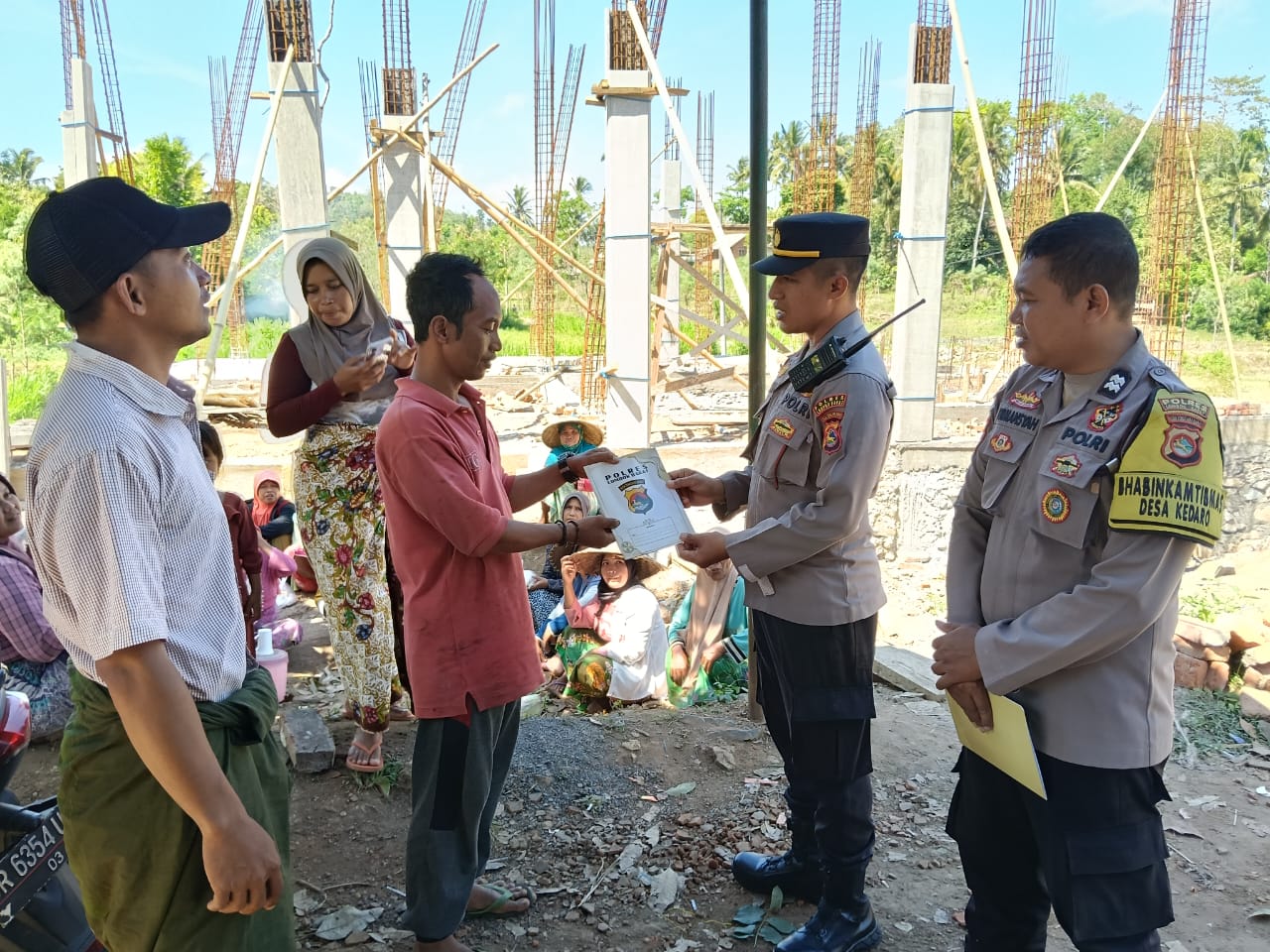 Aksi Nyata Polri: Polsek Sekotong Salurkan Bantuan Sosial di Desa Kedaro Lombok Barat