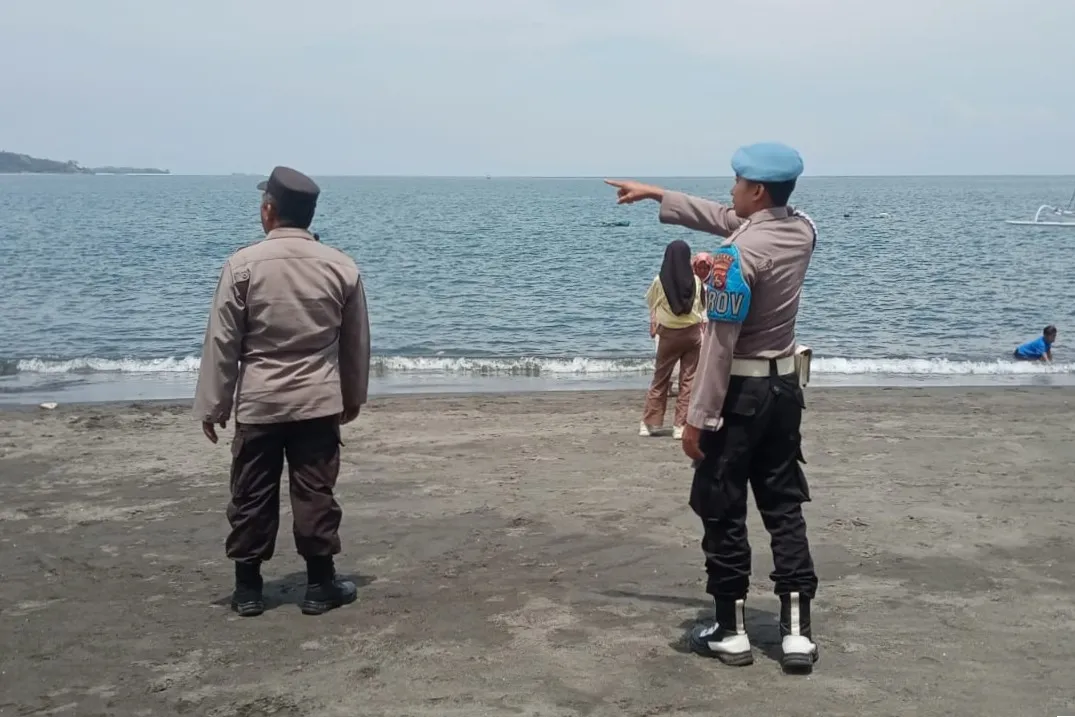 WhatsApp Image 2025-10-26 at 12.11.55 (3)_result Antisipasi 3C, Polsek Lembar Gencarkan Patroli Wisata Pantai Cemare