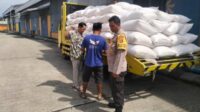 Amankan Stok Pangan, Polsek Gerung Dampingi Distribusi Jagung ke BULOG