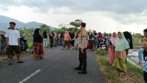 Nyongkolan Suku Sasak di Kuripan: Polisi Urai Kepadatan Lalin