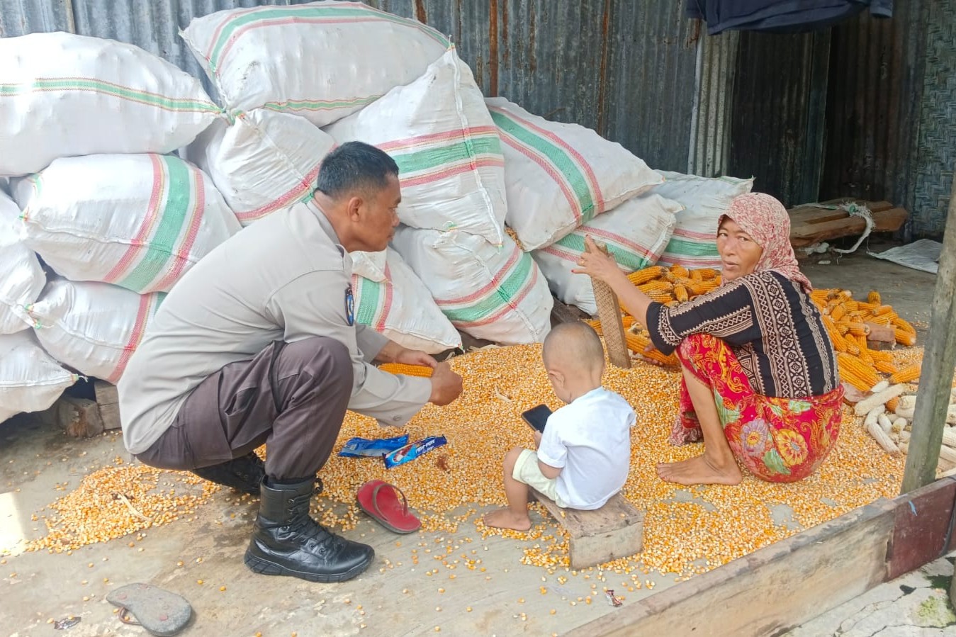 Bhabinkamtibmas Lombok Barat Dukung Distribusi Jagung ke Bulog